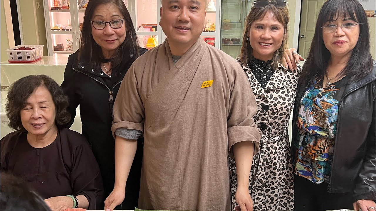 Hân Hạnh được ăn cơm trưa với Thầy Pháp Hoà tại chùa Trúc Lâm Tây Thiên Edmonton