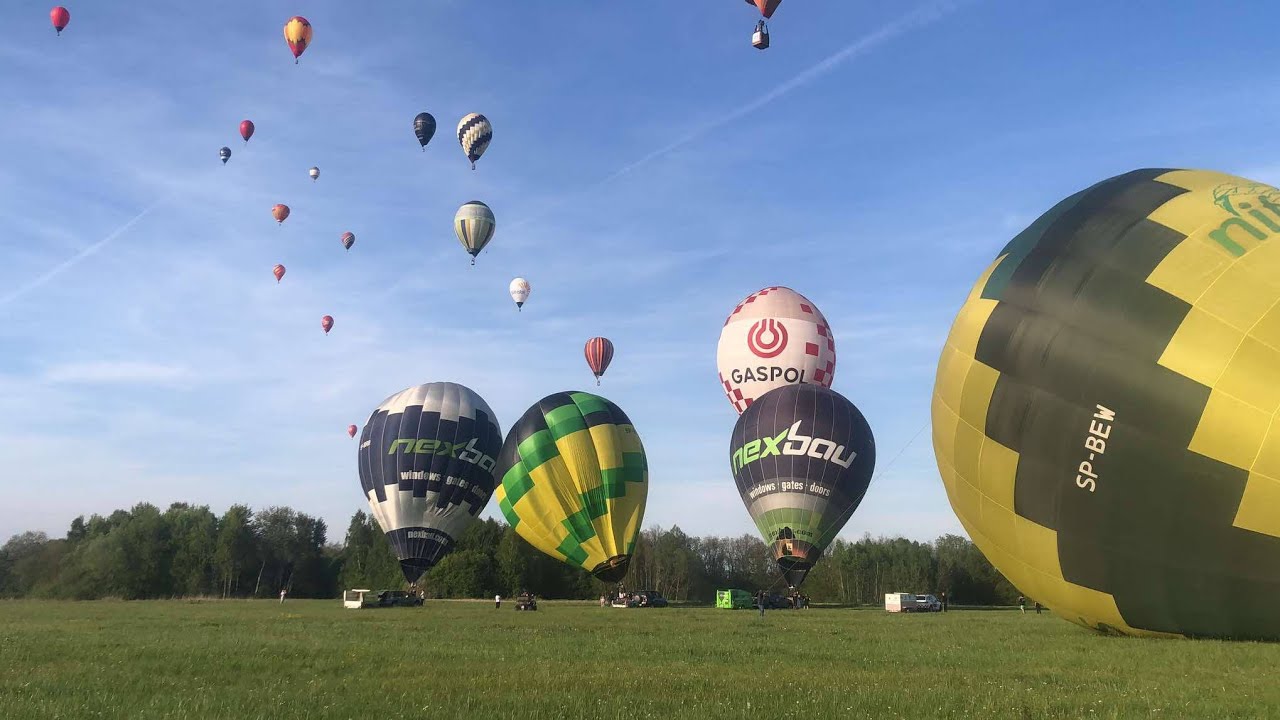 Start Balonów (wieczór) W XXV Górskich zawodach Balonowych W Krośnie