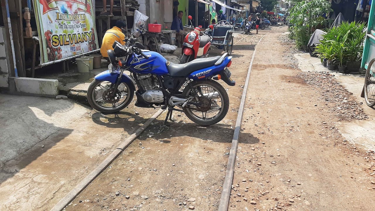 REL KERETA DIHALANGI PULUHAN MOTOR ! Inilah Rel Menuju KUBURAN KERETA API !