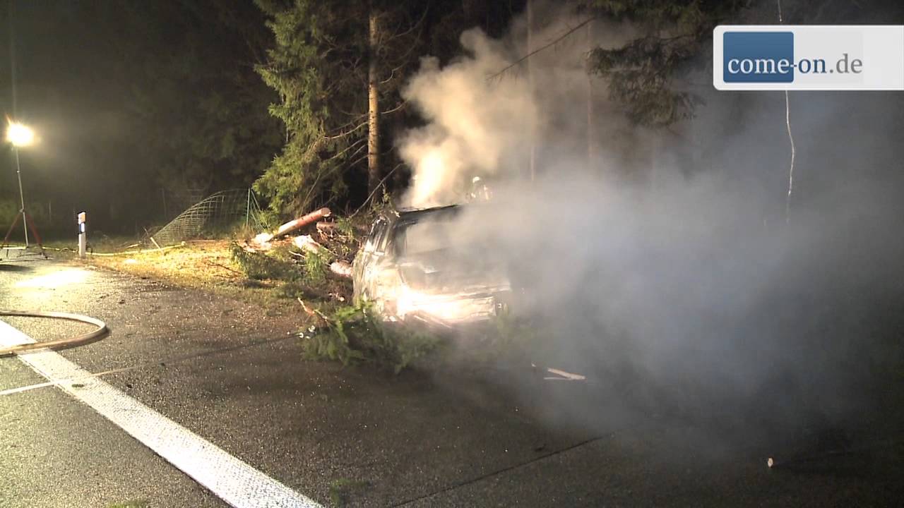 Audi brennt im Wald. Fahrer gerettet
