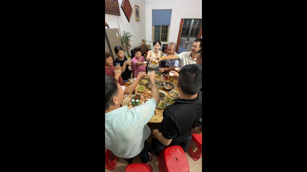 今天請業界大佬們吃飯，讓大家看看我身後的這些男人
