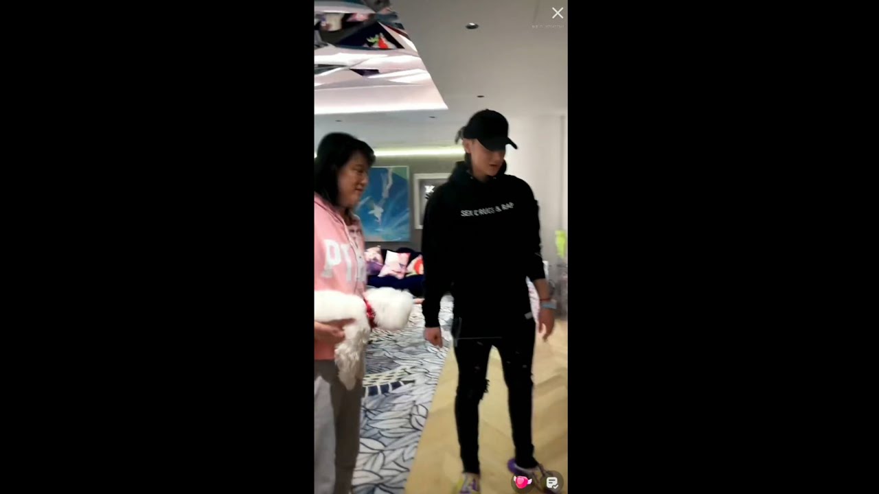 Ztao黄子韬 x Mama Huang keep Kandy on her arms😍(Tao mom love his new Toys)