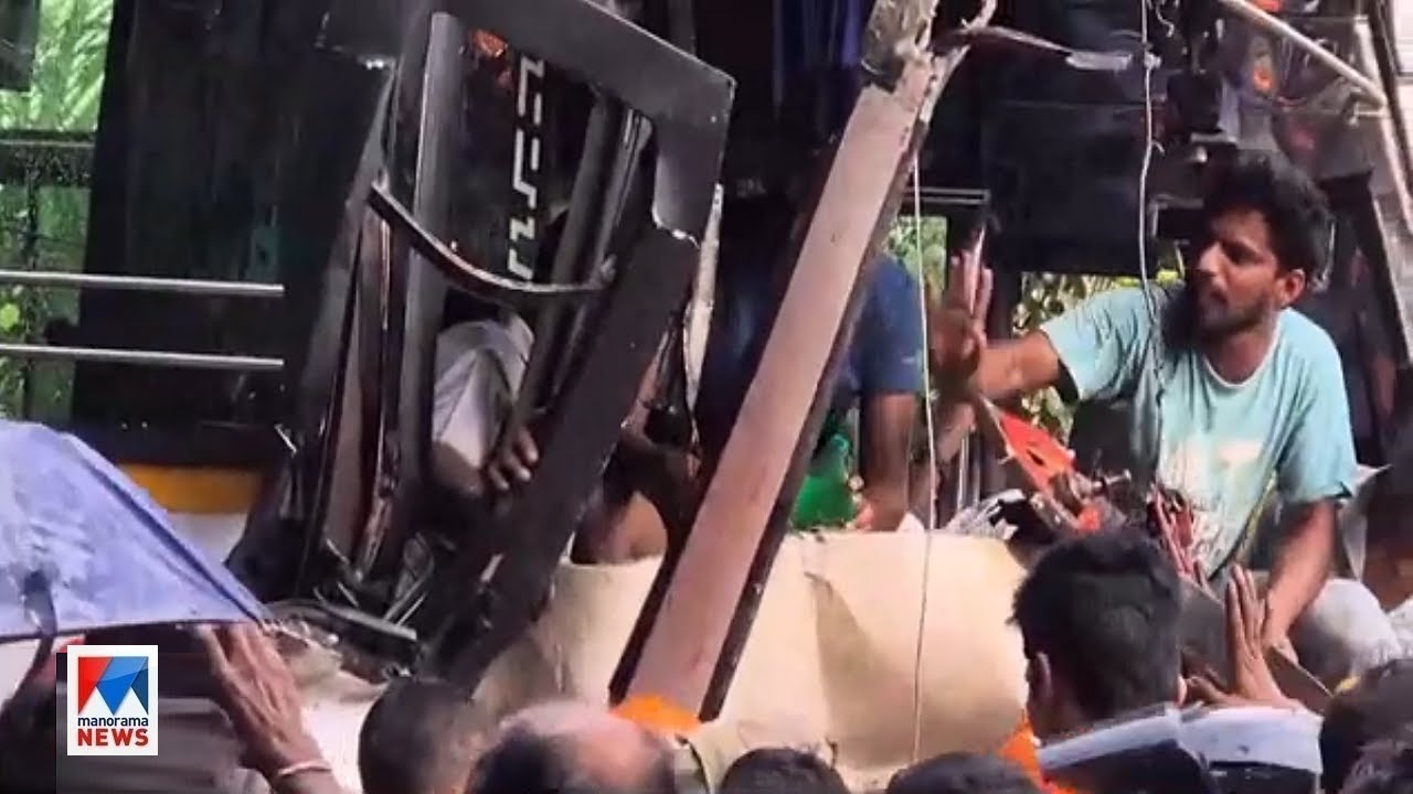 വയനാട് ബസപകടം; ടൂറിസ്റ്റ് ബസില്&zwj; കുടുങ്ങിയ ഡ്രൈവറെ പുറത്തെടുക്കുന്നു |  Wayaand Bus Accident