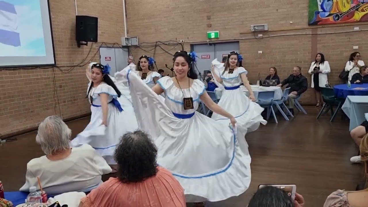 sendas Salvadoreñas En Sydney Australia 🇦🇺 bailando el sombrero Azul