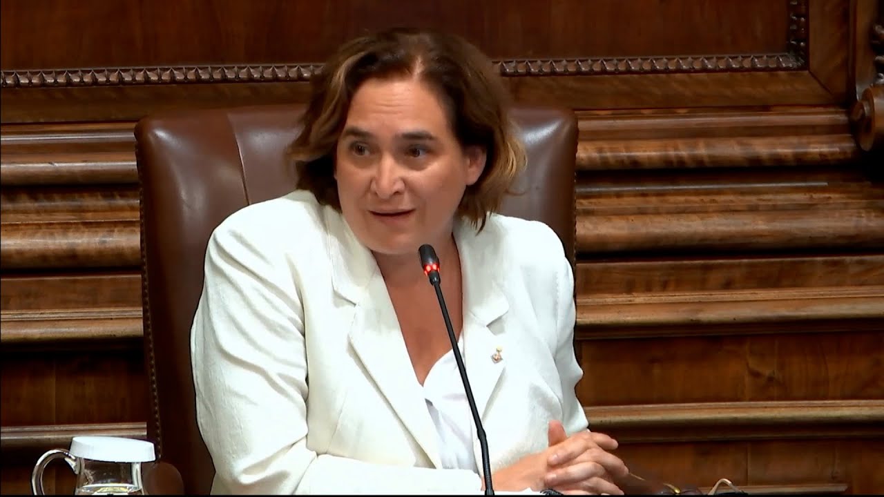 Ada Colau se despide del pleno de Barcelona