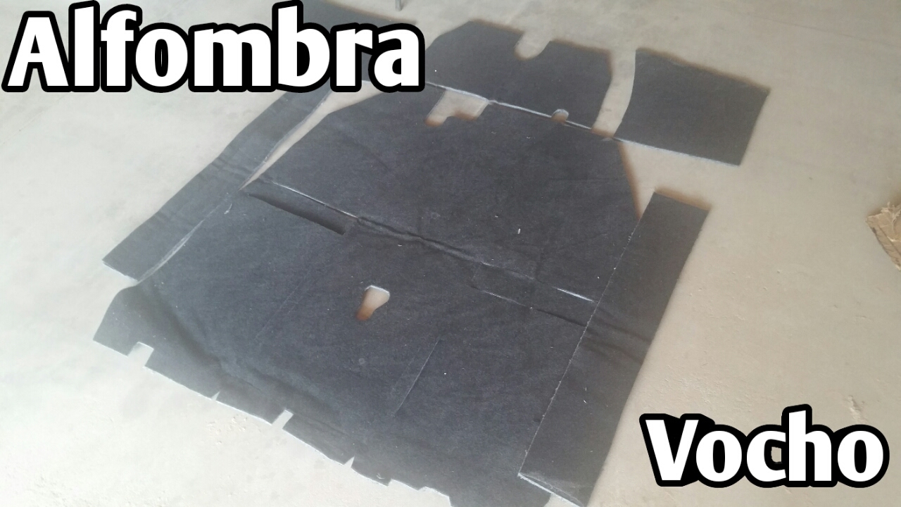 Instalando la alfombra en el vocho