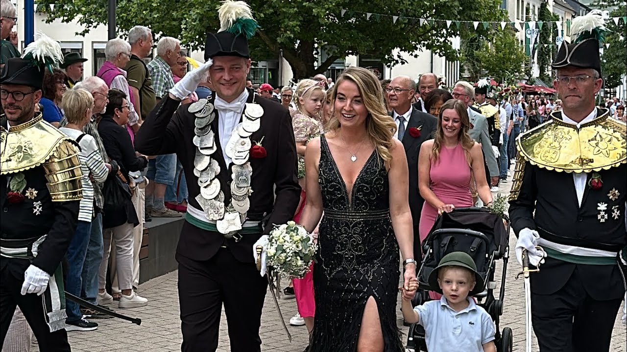Festzug der Attendorner Schützen mit ihren neuen Majestäten durch die Stadt