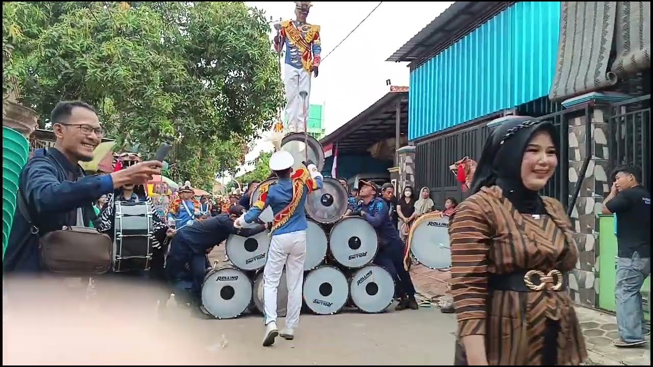 Atraksi keren dari MB SILIWANGI di acara sunatan Nevin zidjian imam dedirejo timur 