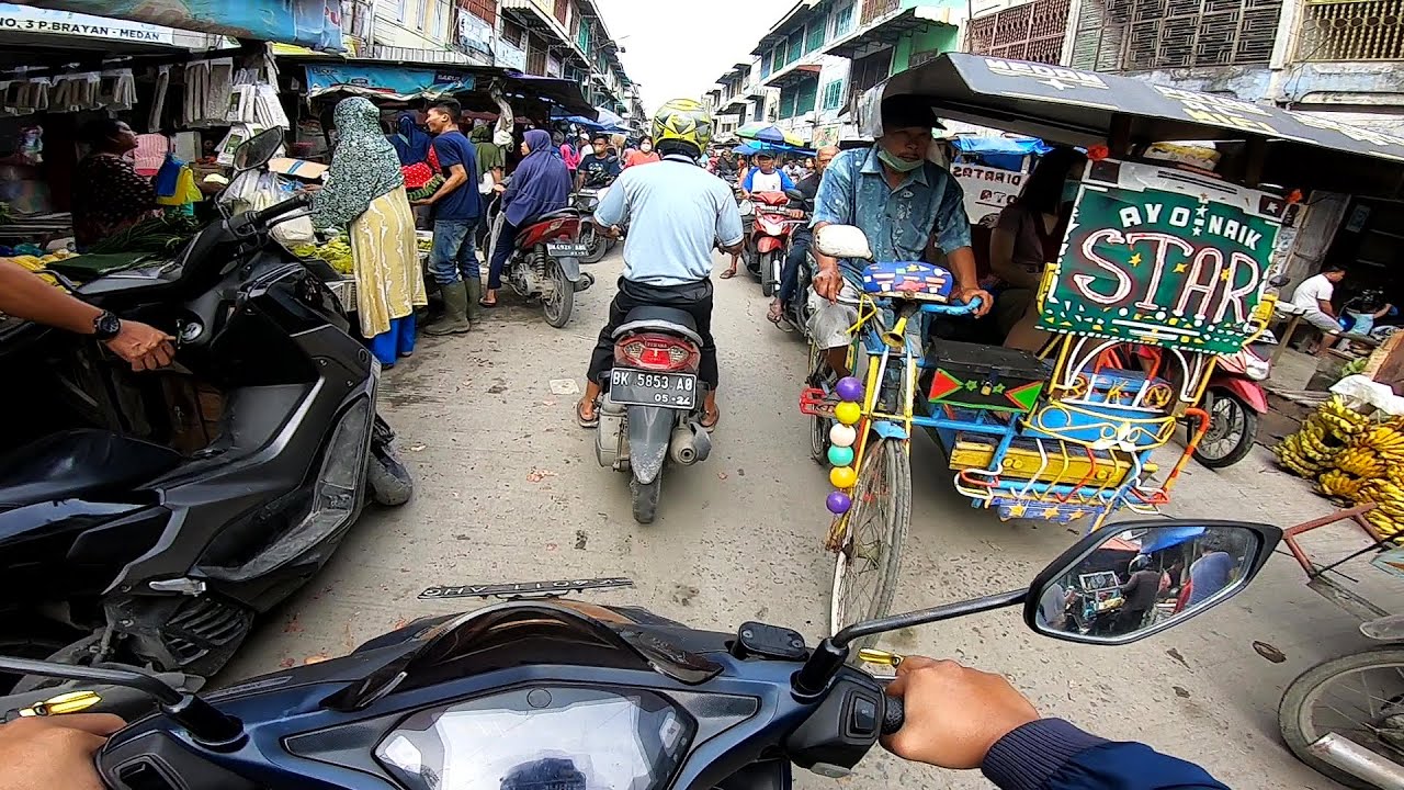 SUASANA PAJAK BRAYAN MEDAN MINGGU JAM 8 PAGI