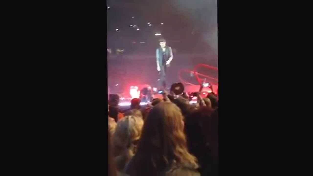 Niall Horan limps, harry styles knock knock joke and shoes smell - Amsterdam - 25th June
