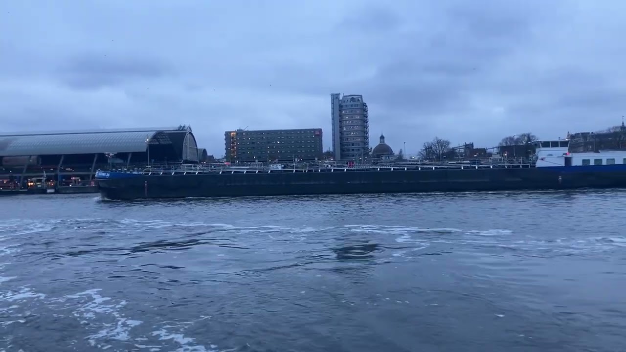 Eiltank 38 binnenvaartschip vanaf Pont naar NDSM
