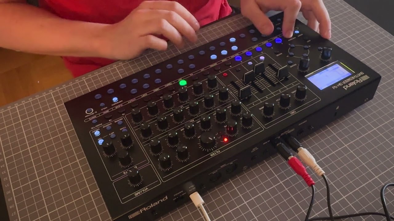 Roland SH-4D - Raw Hypnotic Techno Jam!