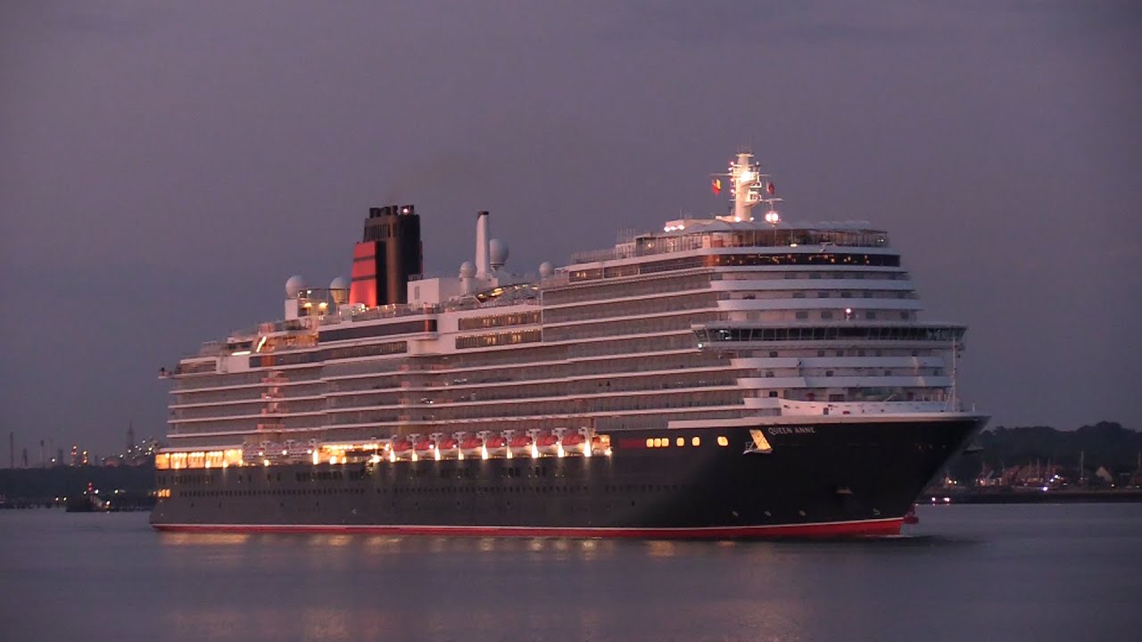 EARLY MORNING ARRIVALS OF NORWEGIAN PRIMA QUEEN ANNE & ARVIA SOUTHAMPTON 11/05/25