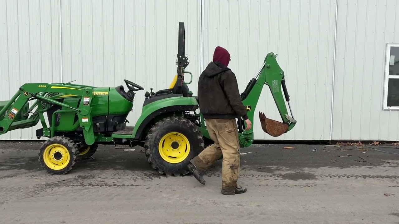 Lot 2934 - John Deere 2032R Tractor - Wolgemuth Auction