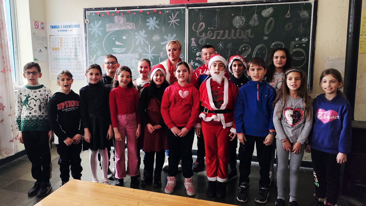 GËZUAR FESTAT! Kartolinë urimi nga klasa IV - B, shkolla 