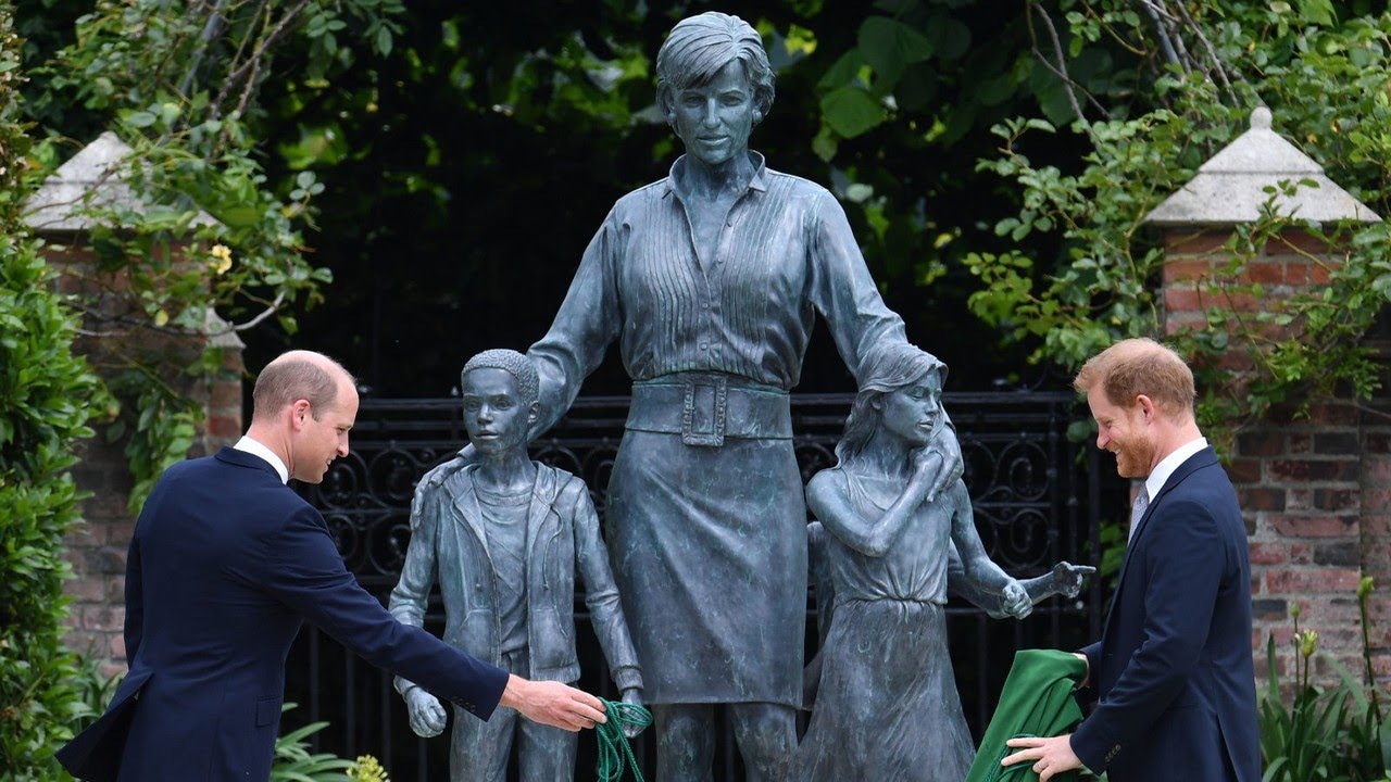 'Harry wants to be in both camps' but Queen warned you cannot have 'one foot in, one foot out'