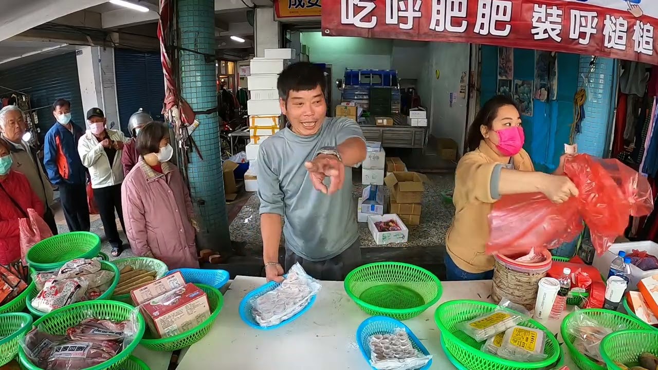 每個客人都說買100就好 大叔苦中作樂 當著大家的面唱歌又跳舞 阿姨們笑翻了 花壇公有市場 海鮮拍賣 海鮮叫賣 台中海鮮大叔 叫賣哥 seafood auction