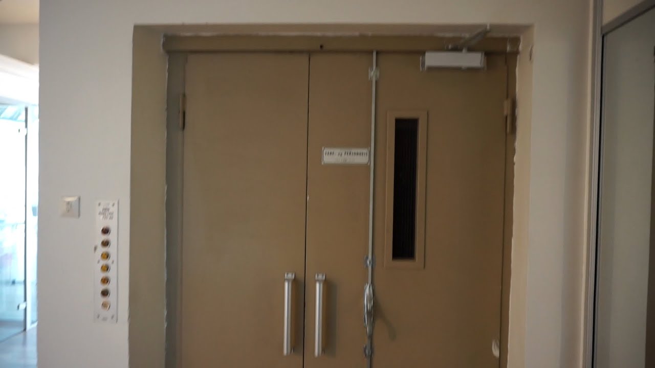 1970s Brødr. Reber A/S (DEVE) hydraulic freight elevator @ Haraldsgata 114-116, Haugesund, Norway