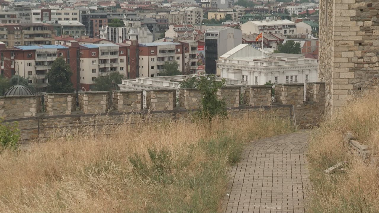 Скопското Кале и понатаму обраснато со трева – туристите запрепастени