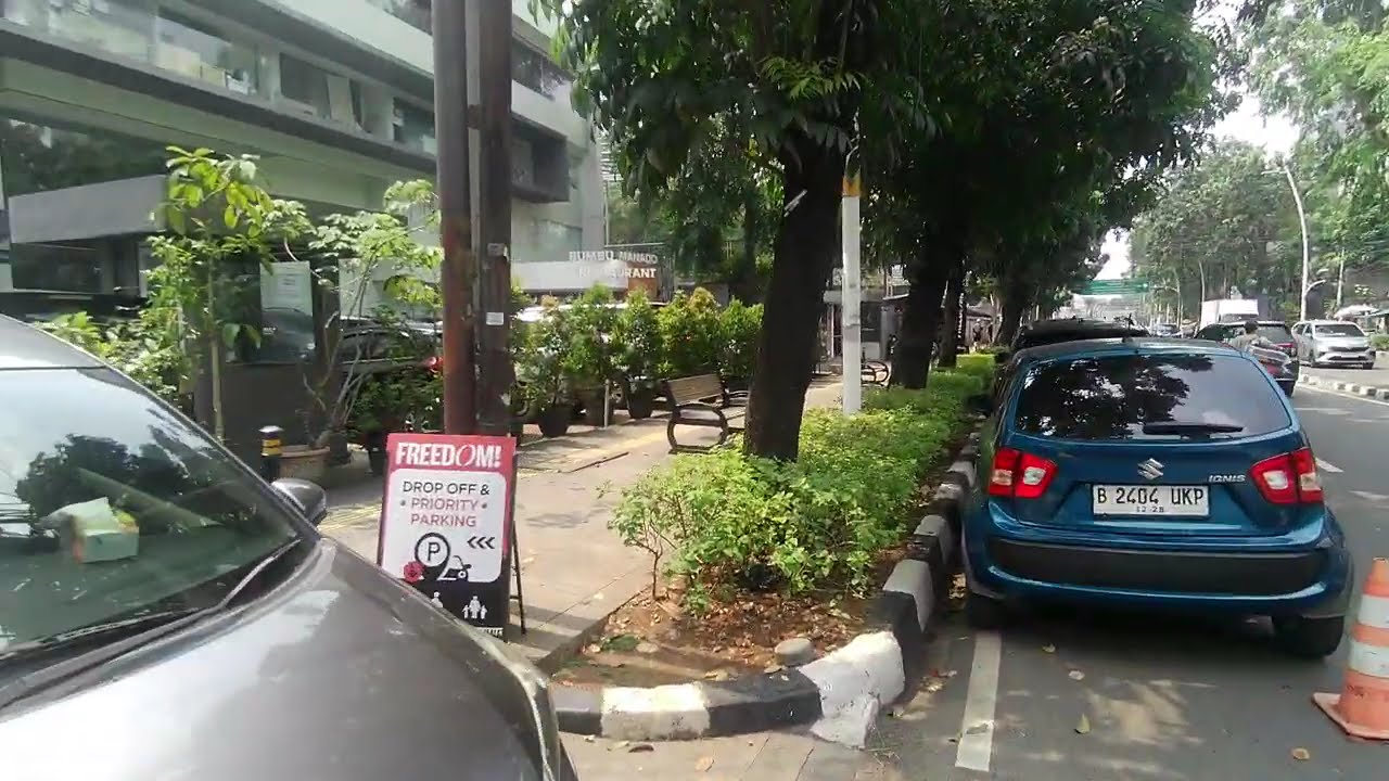 Walking in Jakarta city centre !