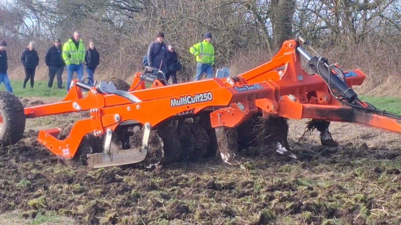 Claas challenger crawler tractor  pulling TerraTech Multicult 250 combination cultivator 