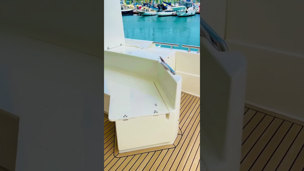 Relooking haut de gamme de chez Clean Yacht NC sur un Ferretti 810 Fly #53