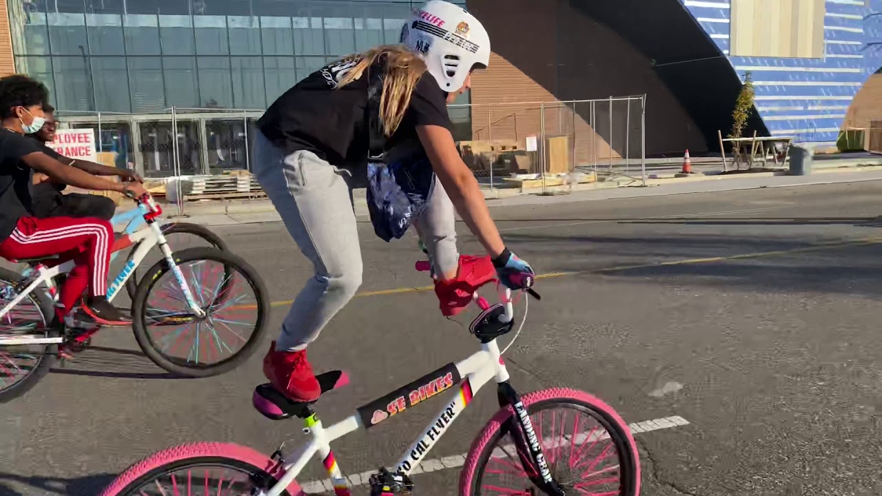 Мы делаем сюрприз 4-летнему райдеру BMX на se bikes