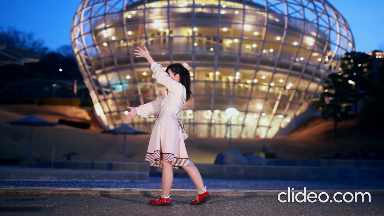 Weekender Girl - Dance Mirror