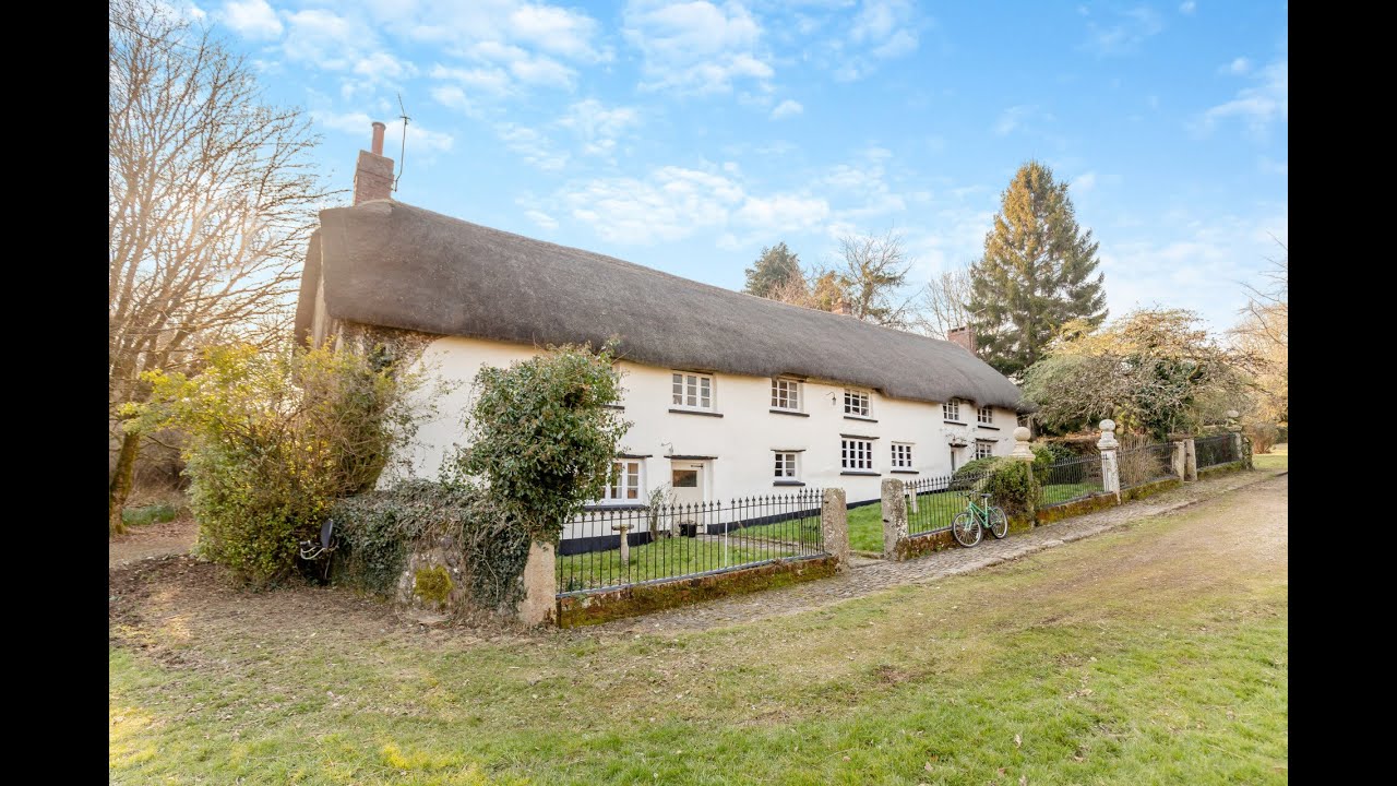 **Discover This Stunning Devon Longhouse: 40 Acres of Serenity!** 🌳🏡