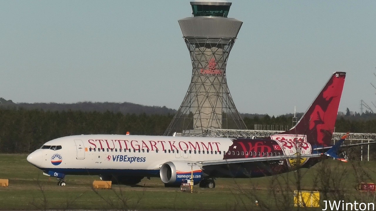 Самолет Sun Express B38M TC-SOI в ливрее VfB Stuttgart совершает посадку в аэропорту Ньюкасла.