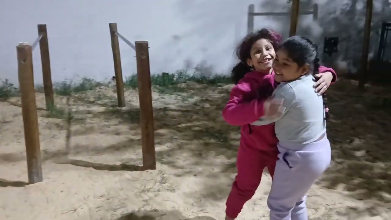 Helô encontrou uma amiga da Escola no Parquinho | Kit Kanic.