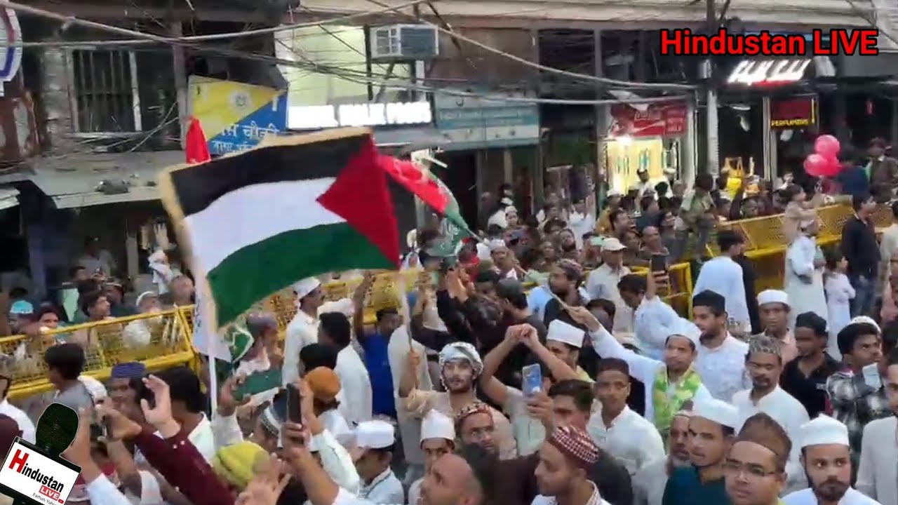 फ़िलिस्तीन के लहराए झंडे, अमन की दुआ, हिन्दु भाई मिलादुन्नबी जुलूस मे शरीक बोले हमेशा रहेगा भाईचारा 