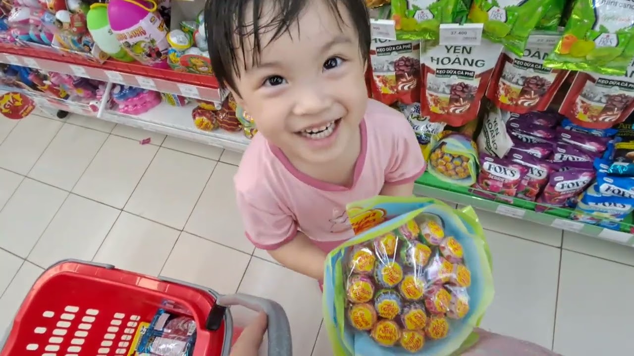 Susu đi siêu thị mua kẹo