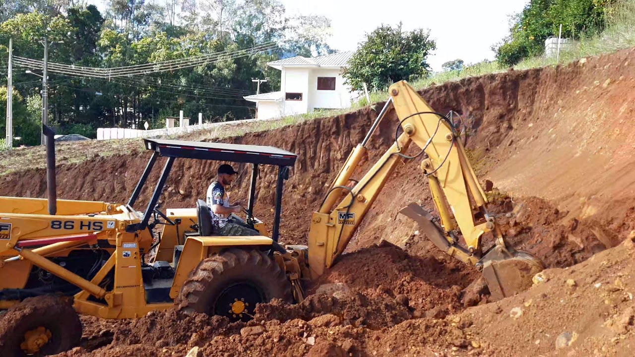 Mf 86 arrancando  terra