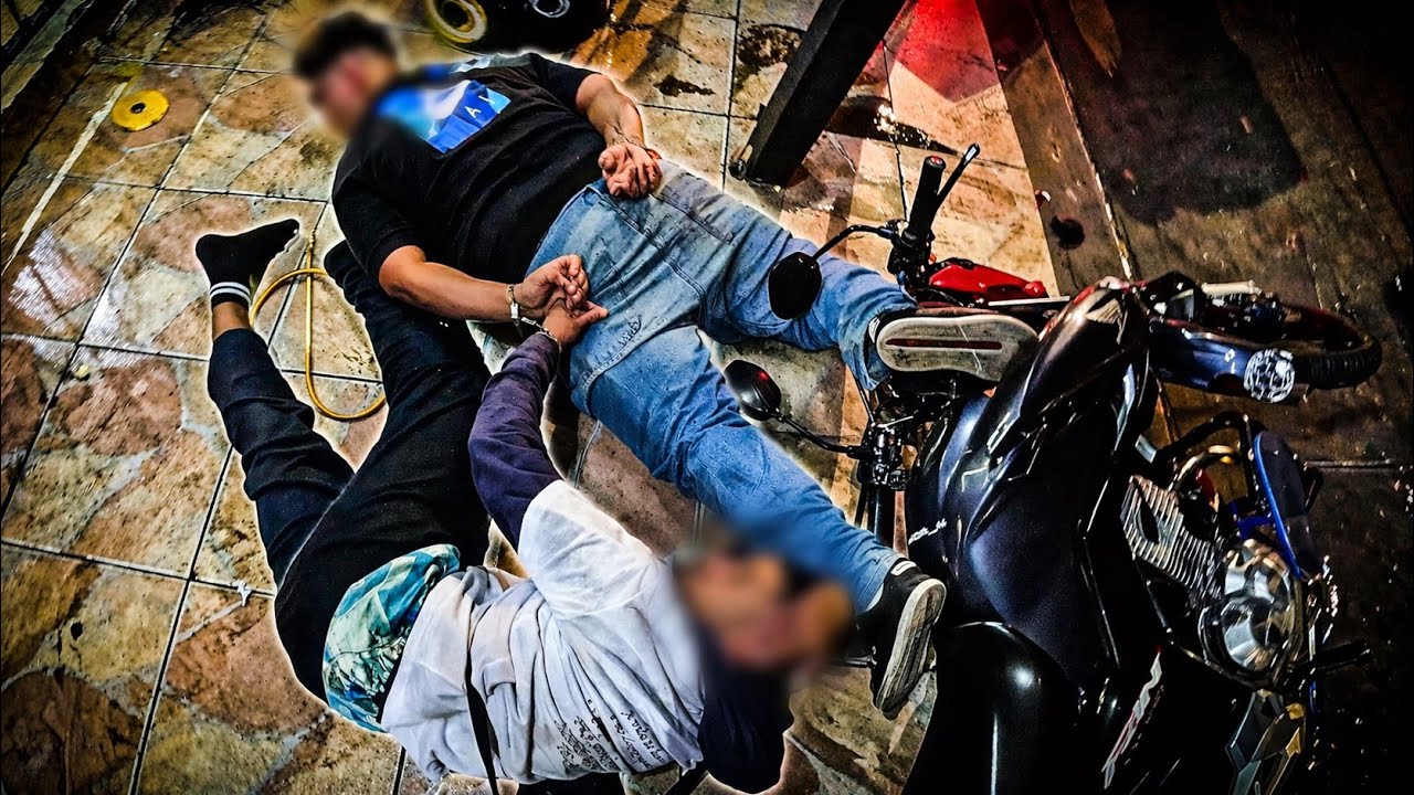 DEU RUIM! EMOCIONADOS FOGEM, BATEM EM CARRO E ATROPELAM CLIENTES NO BAR!
