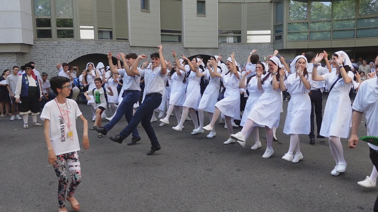Nos divertimos en la puerta del Hospital 2025