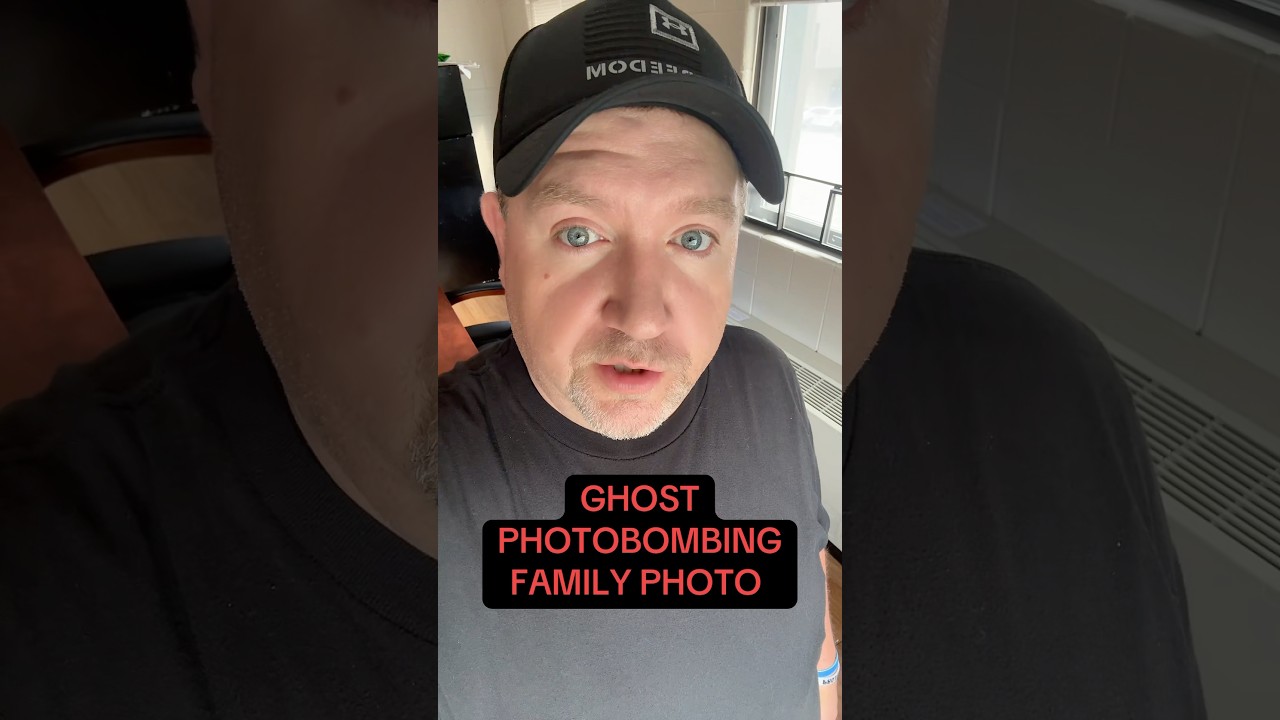 Ghost photobombs family photo #scary #horror #paranormal #ghost #creepy #terror #supernatural #omg