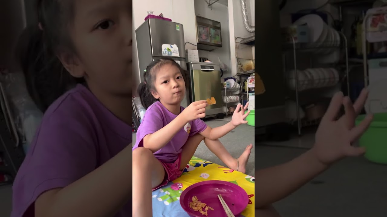 Hà Vy ăn mực nướng tẩm muối ớt cay 6t (16/5/2023)