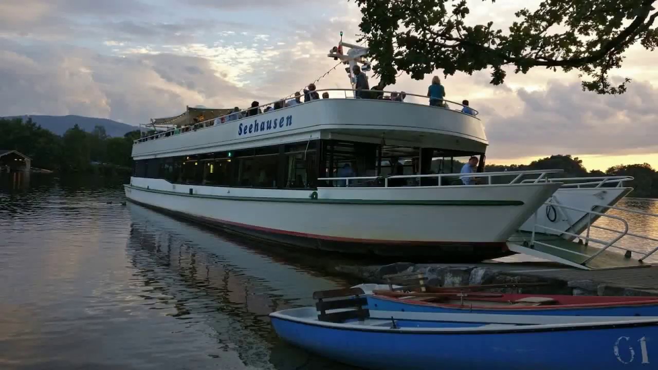 Die immer lacht. Moorbuam bei der Mondscheinfahrt auf dem Staffelsee.