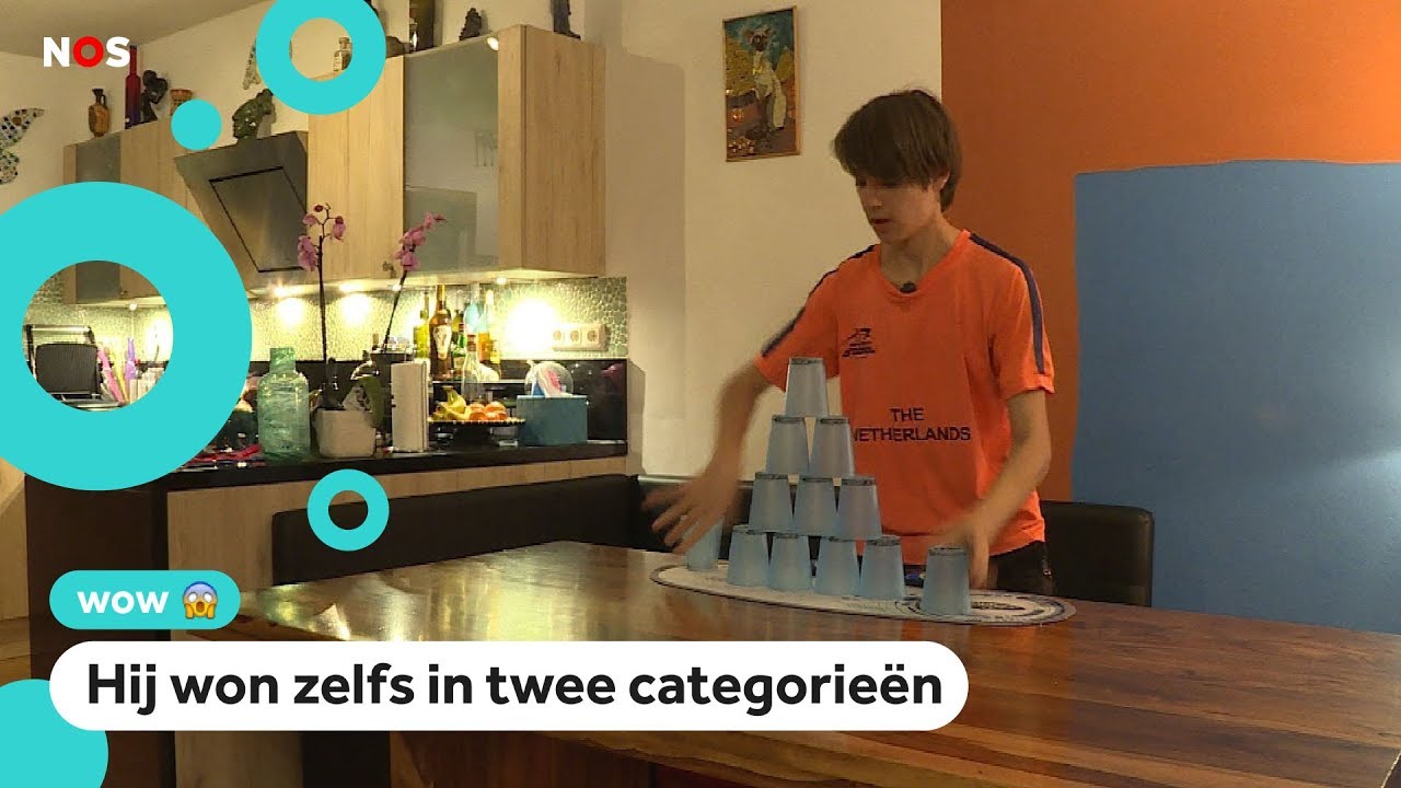 Liam wint WK plastic bekers stapelen