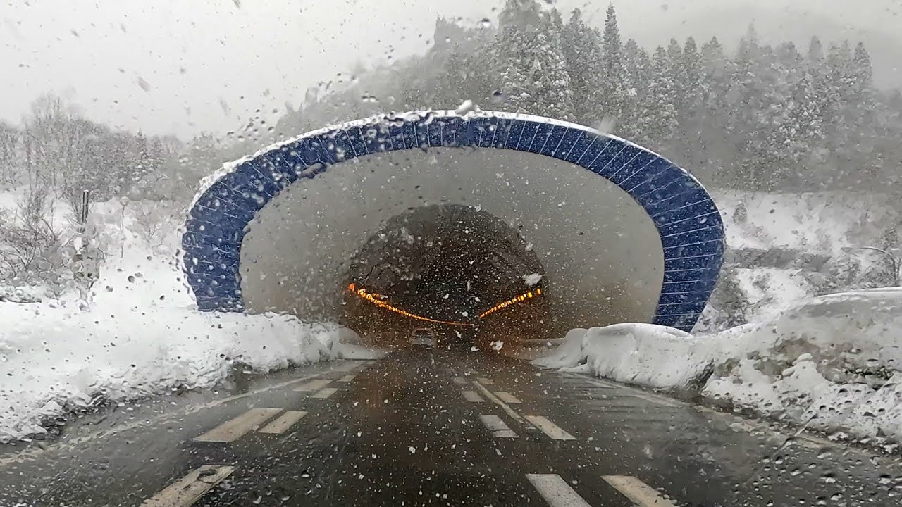 雪降る関越道の関越トンネルを走行  入口から出口までノーカット　Driving through Kan-Etsu Tunnel on snowy Kan-Etsu Expressway