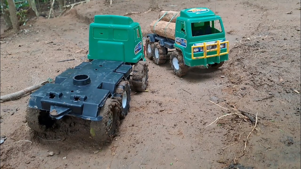 Miniatur Truk Seretan Muat Kayu Gelondongan
