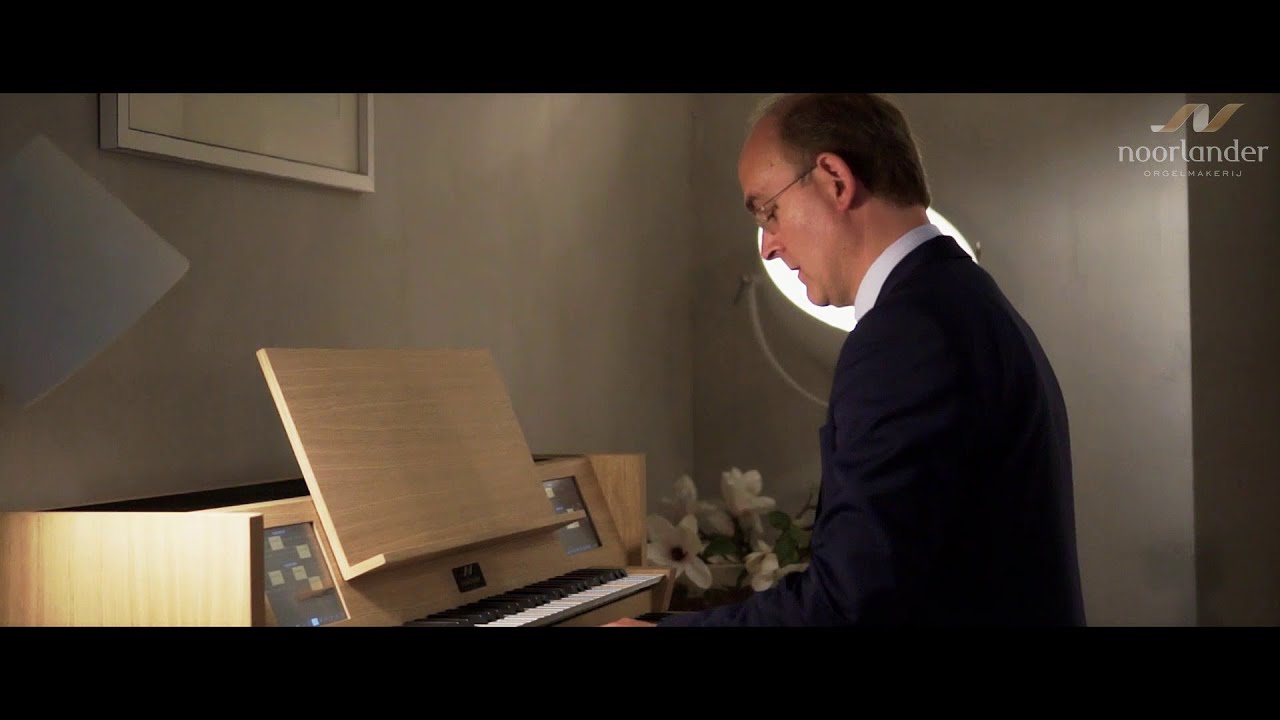 Harm Hoeve speelt een eigen bewerking over 'In Holland staat een huis'
