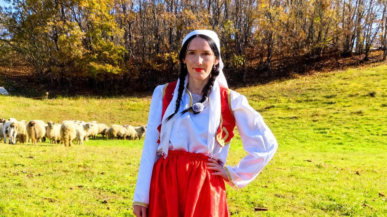 Ova djevojka sama radi na farmi! Mašta da položi i vozi traktor!