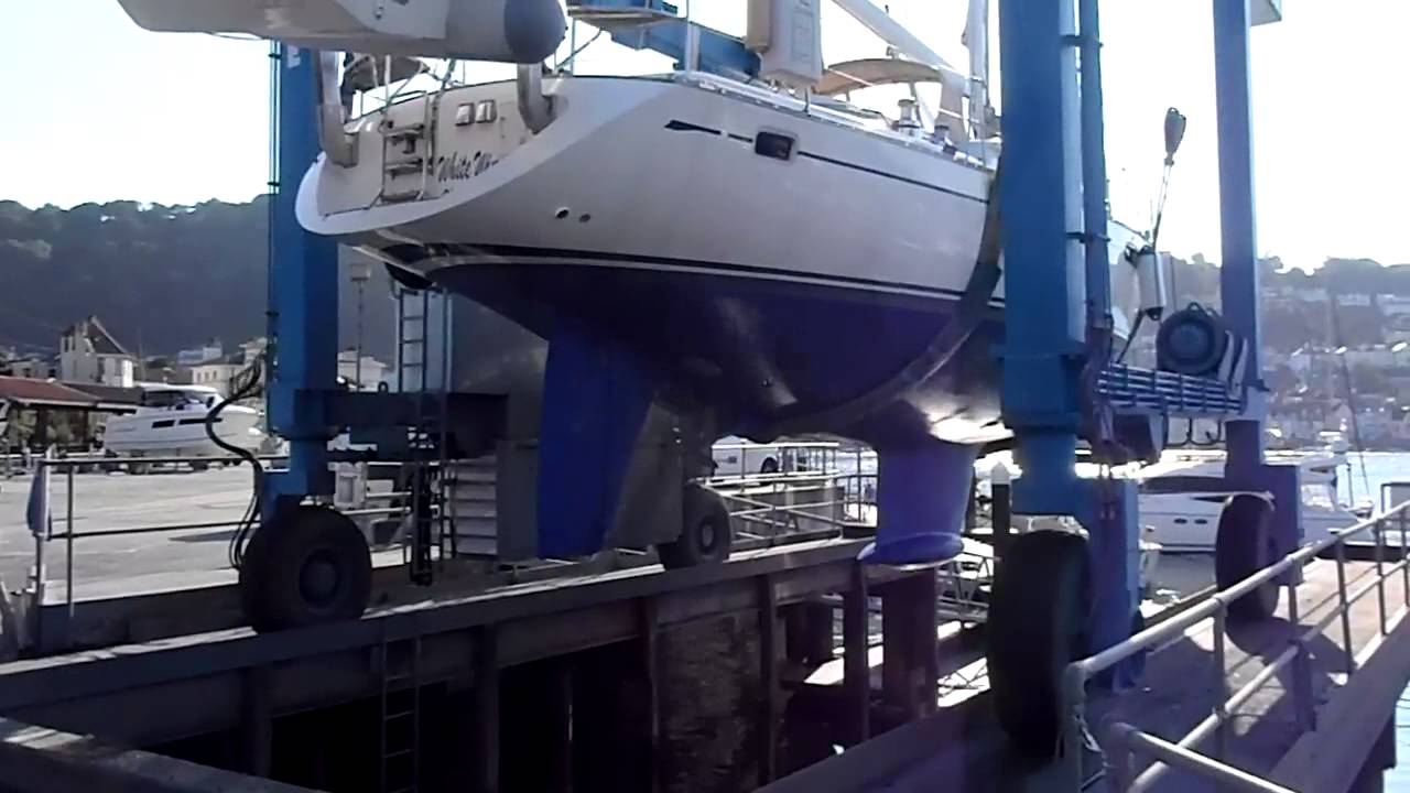 Re-launch of an Oyster 485 after survey.
