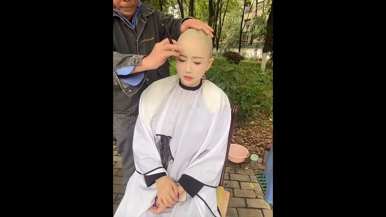 Twin sisters shave their heads in the park Part01