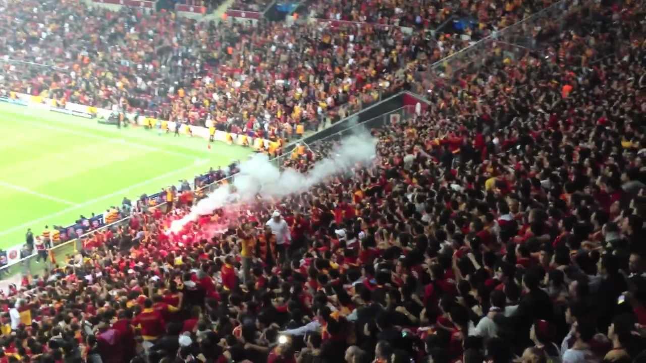 Galatasaray - Crowd video from the worlds loudest sportsarena. Crazy & Amazing