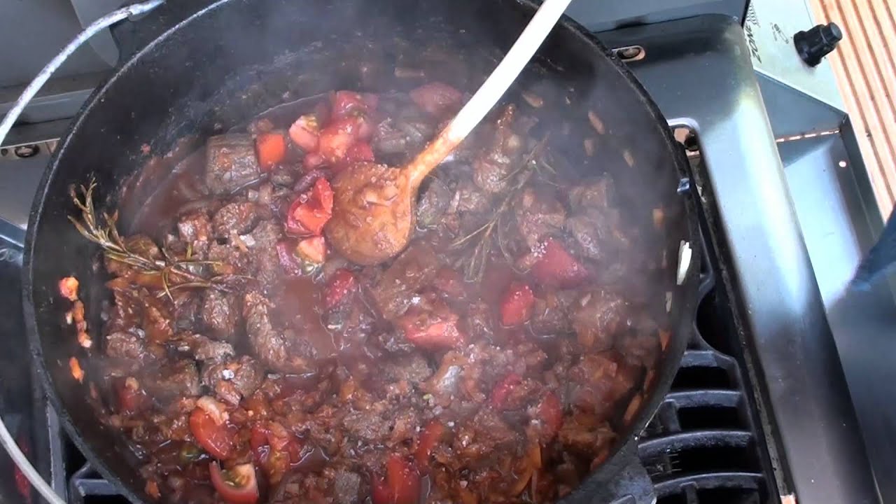 Rotweingulasch aus dem Dutch Oven