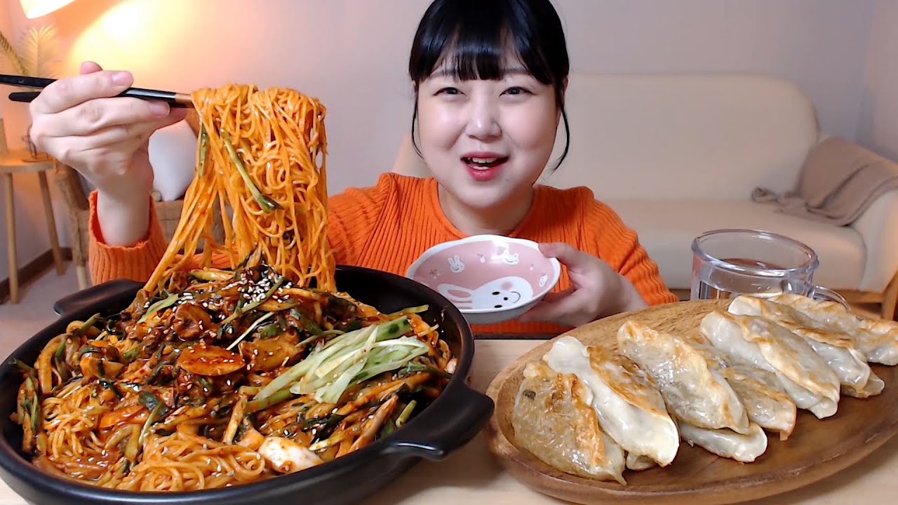 새콤 매콤한 골뱅이 소면 바삭한 당면만두 먹방 Spicy sea snail noodles Crispy dumplings Mukbang Eatingsound
