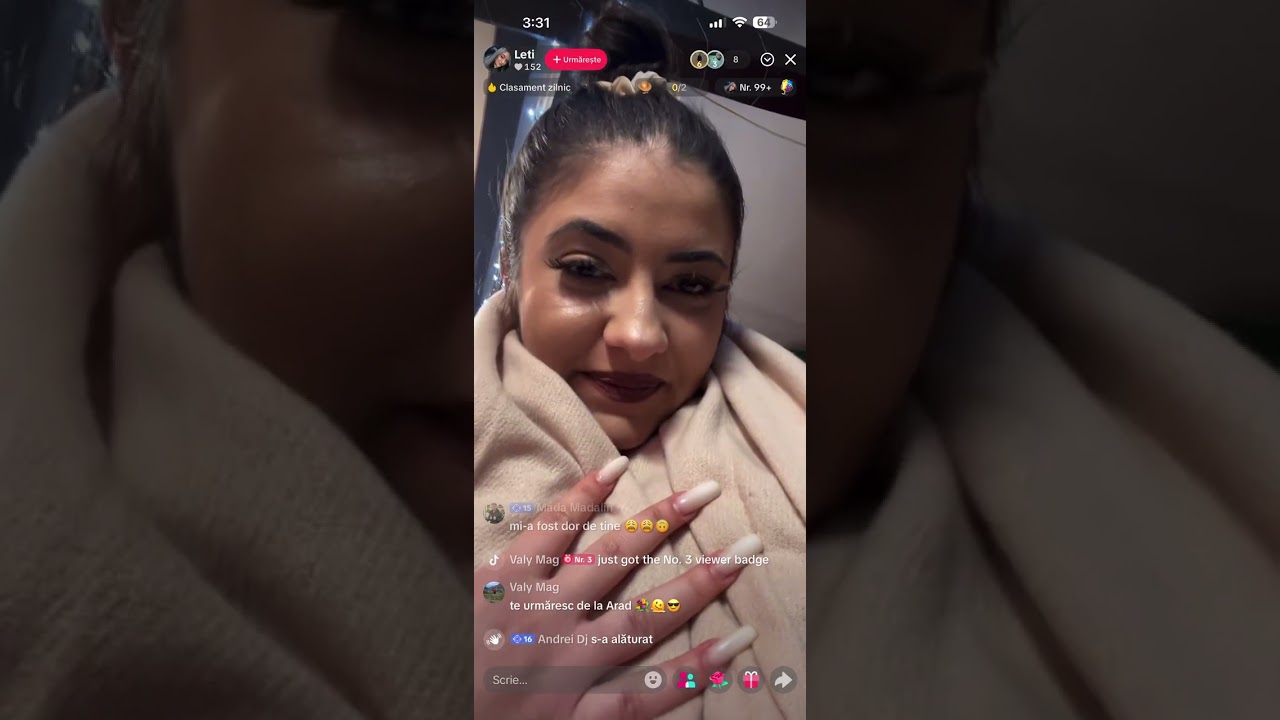 O fată pe TikTok 